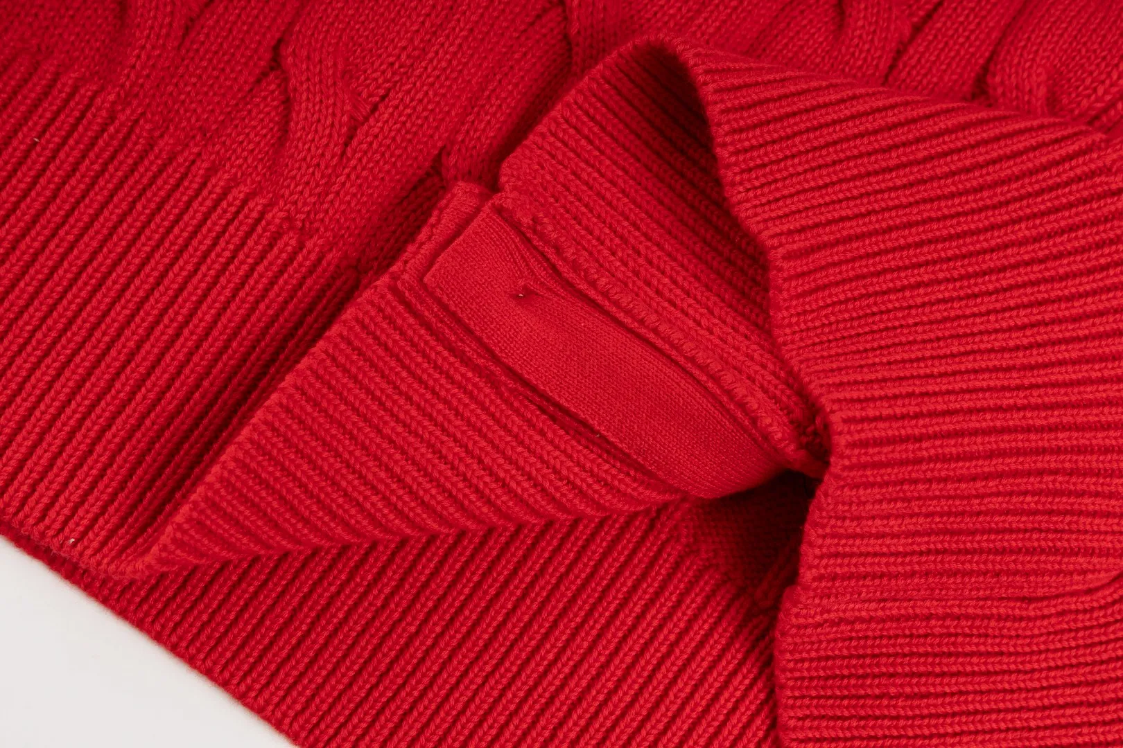 P230 #R93 RALPH LAUREN Ralph Lauren twelve colors classic small label embroidery logo seven-button knitted cable cardigan sweater women's top, high-density LOGO embroidery on the chest, original customization of tag accessories. Made of pure cotton yarn, pure cotton is skin-friendly and comfortable, small label war horse embroidered twist button cardigan sweater 🐎 high quality, follow the blogger to learn how to wear it! Let’s buy a Ralph Lauren cable sweater. It’s a super hard-to-find series after it became popular. It’s hard to find one on the official website. It’s simple and practical to wear, with a lazy and loose feel. The thickened fabric has more texture, feels soft and delicate, and has a loose fit. Whether worn alone or layered, you can wear different styles of fashion with just one piece!   Size: